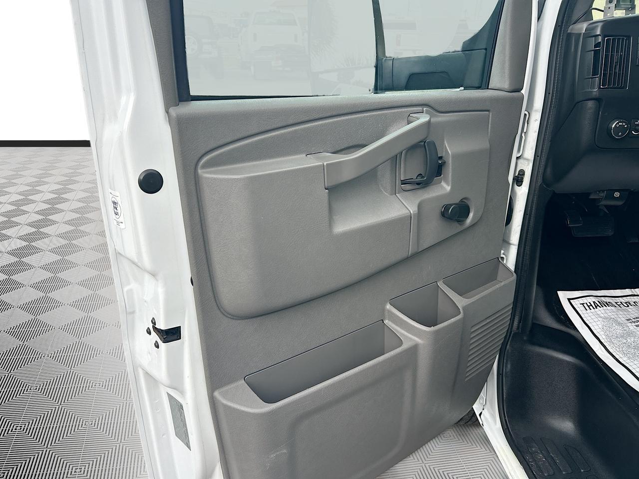 2019 Chevrolet Express Cutaway 3500 Van photo 16