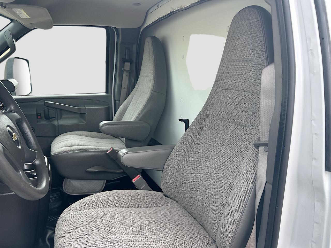 2019 Chevrolet Express Cutaway 3500 Van photo 19