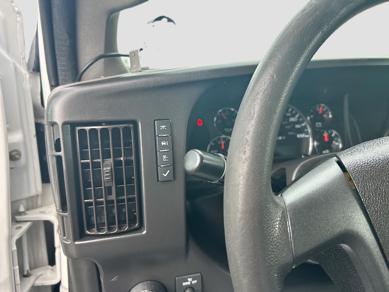 2019 Chevrolet Express Cutaway 3500 Van photo 10