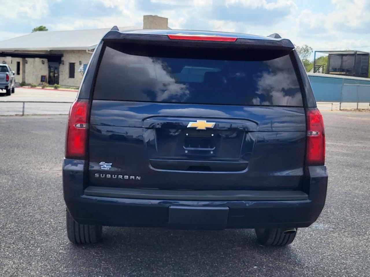 2019 Chevrolet Suburban 1500 LT photo 3