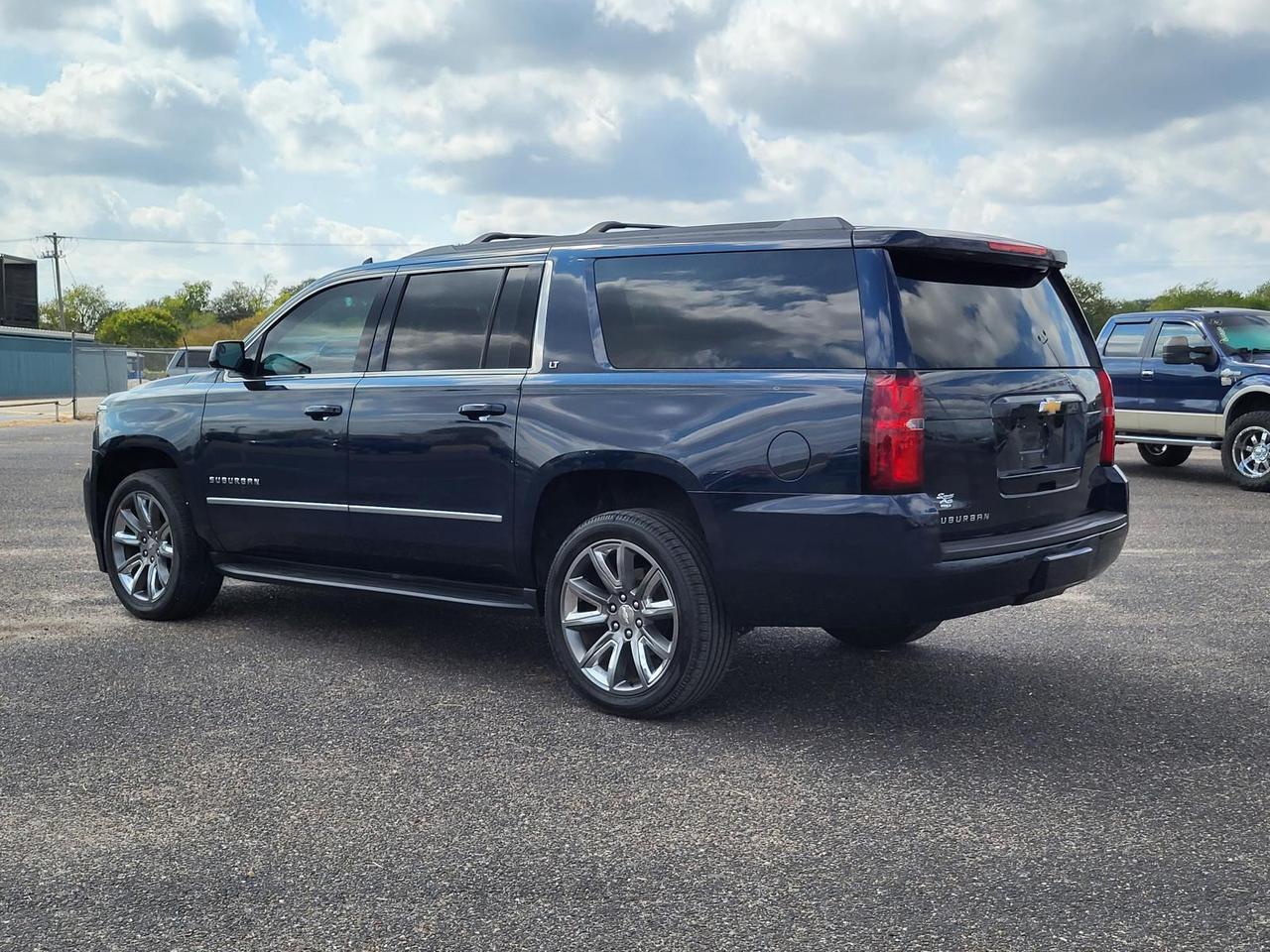 2019 Chevrolet Suburban 1500 LT photo 4