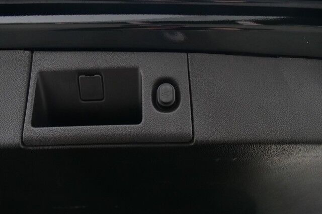 2019 Chevrolet Suburban LT / Luxury Package / Sunroof / Third Row! High Point NC