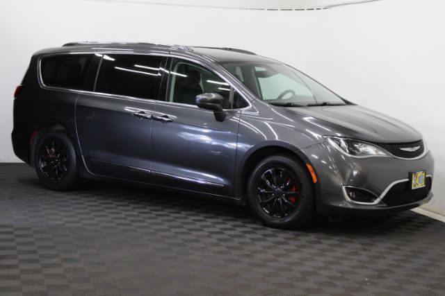 2019 Chrysler Pacifica Touring L's photo