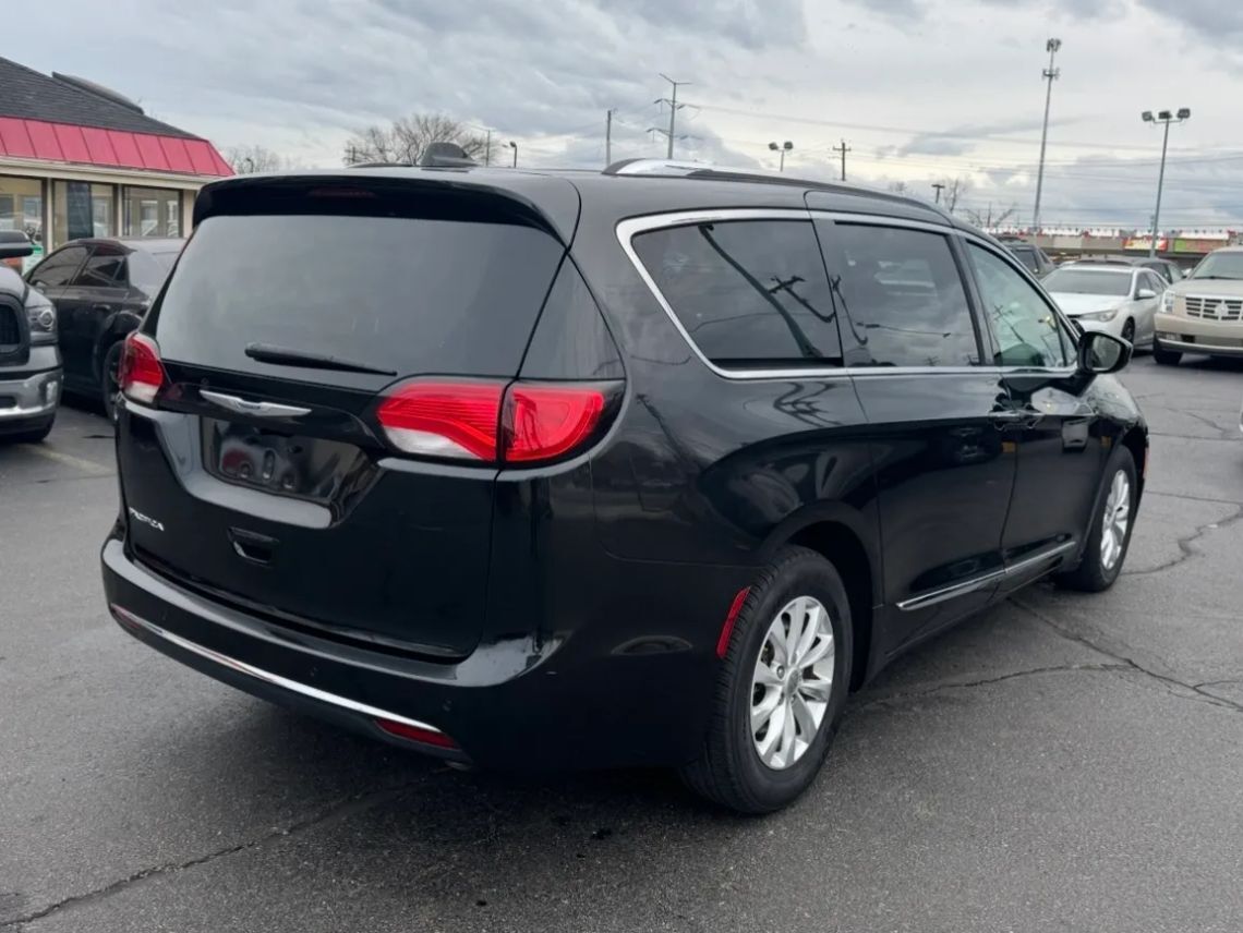 2019 Chrysler Pacifica Touring L Minivan 4D Cincinnati OH