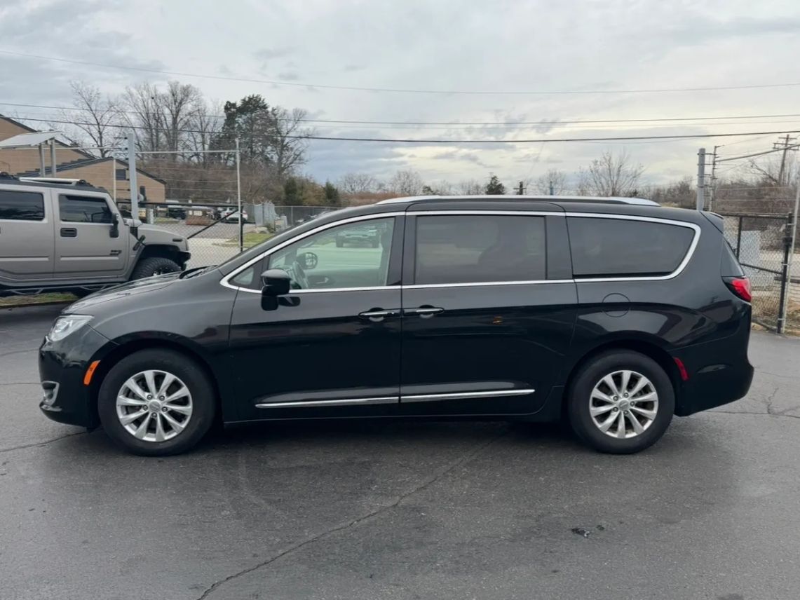 2019 Chrysler Pacifica Touring L Minivan 4D Cincinnati OH