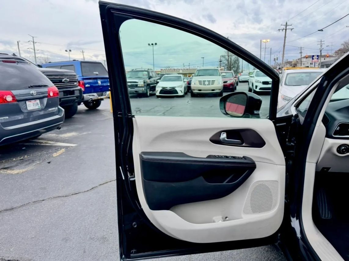 2019 Chrysler Pacifica Touring L Minivan 4D Cincinnati OH