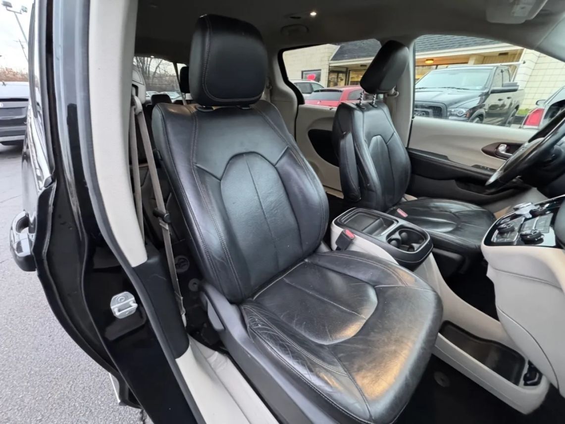 2019 Chrysler Pacifica Touring L Minivan 4D Cincinnati OH