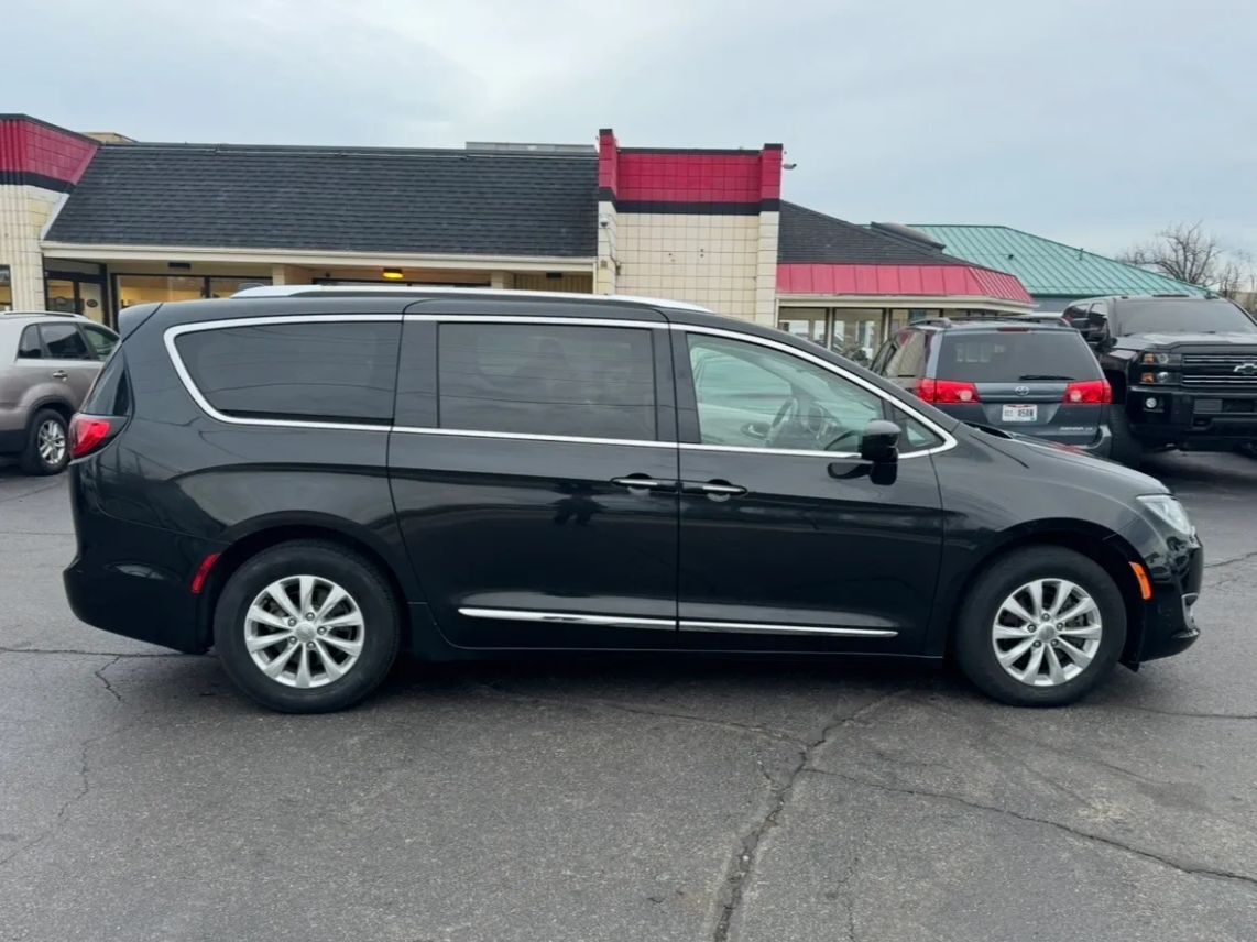 2019 Chrysler Pacifica Touring L Minivan 4D Cincinnati OH