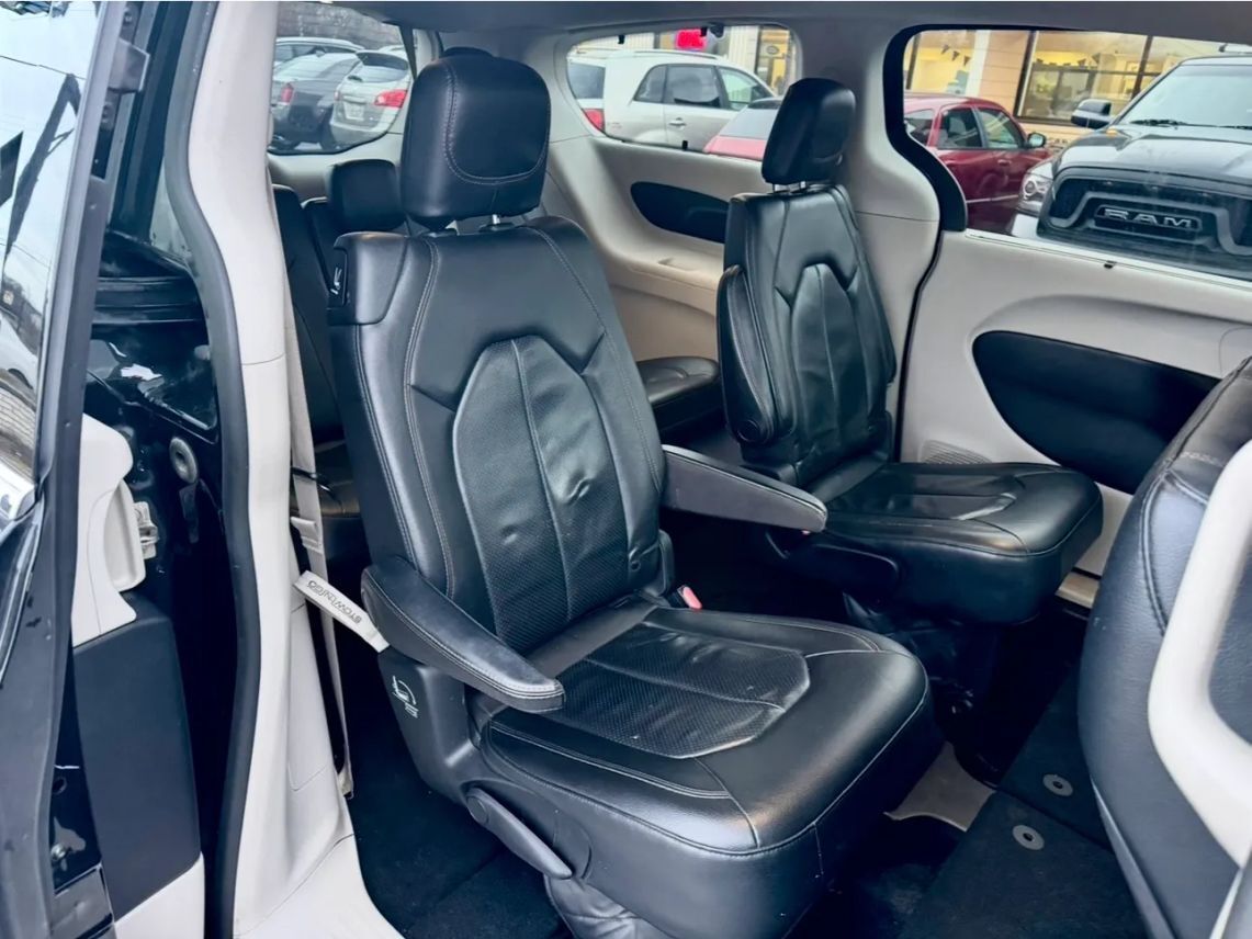 2019 Chrysler Pacifica Touring L Minivan 4D Cincinnati OH