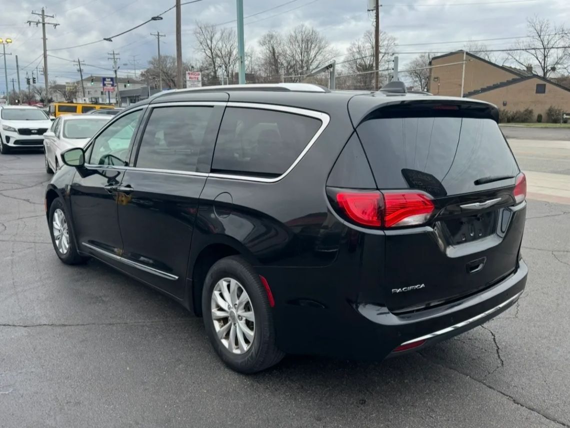 2019 Chrysler Pacifica Touring L Minivan 4D Cincinnati OH