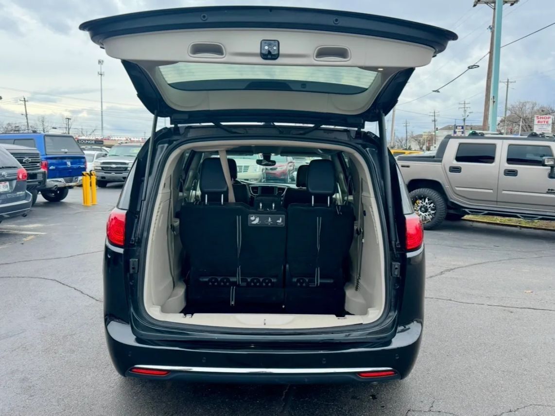 2019 Chrysler Pacifica Touring L Minivan 4D Cincinnati OH