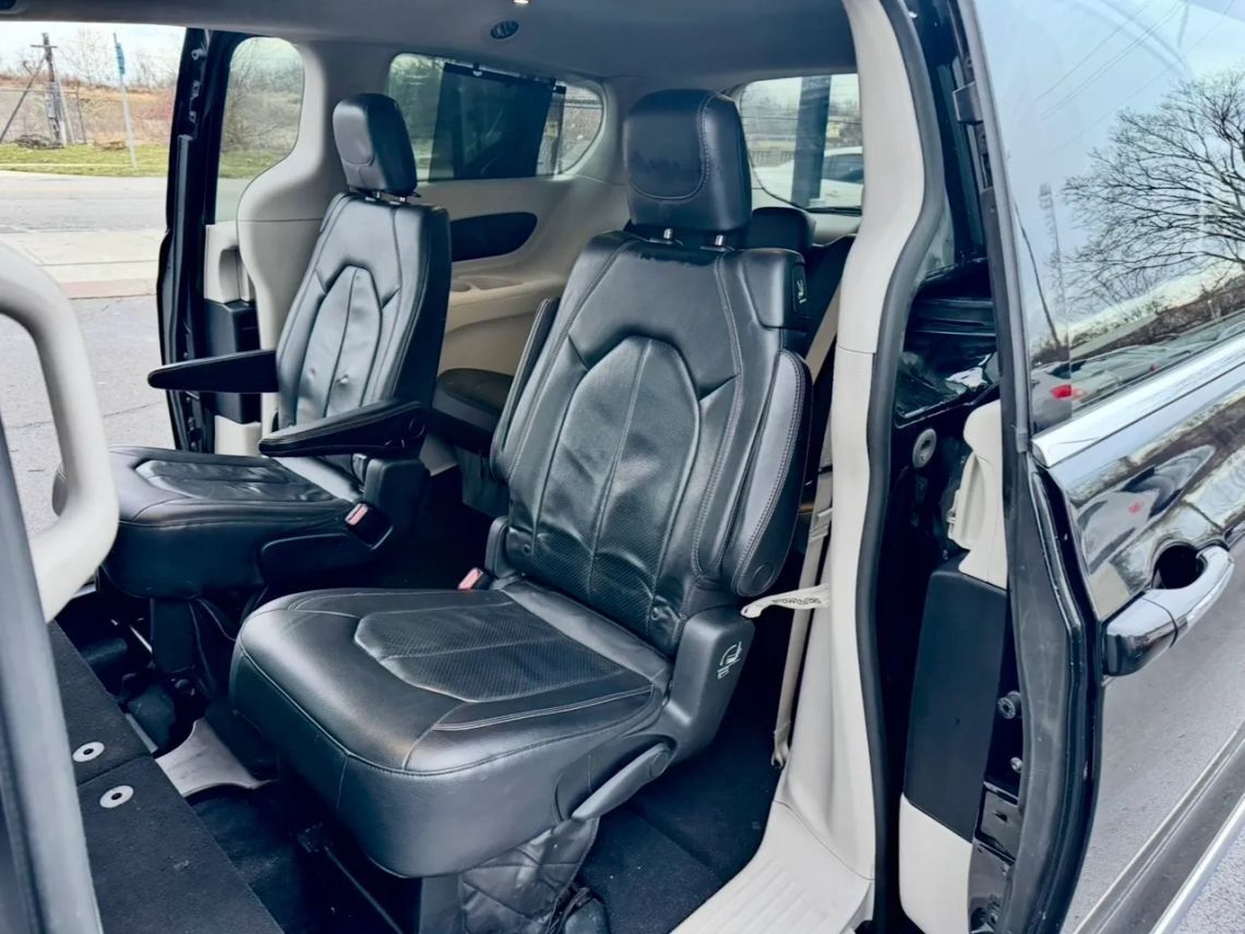 2019 Chrysler Pacifica Touring L Minivan 4D Cincinnati OH