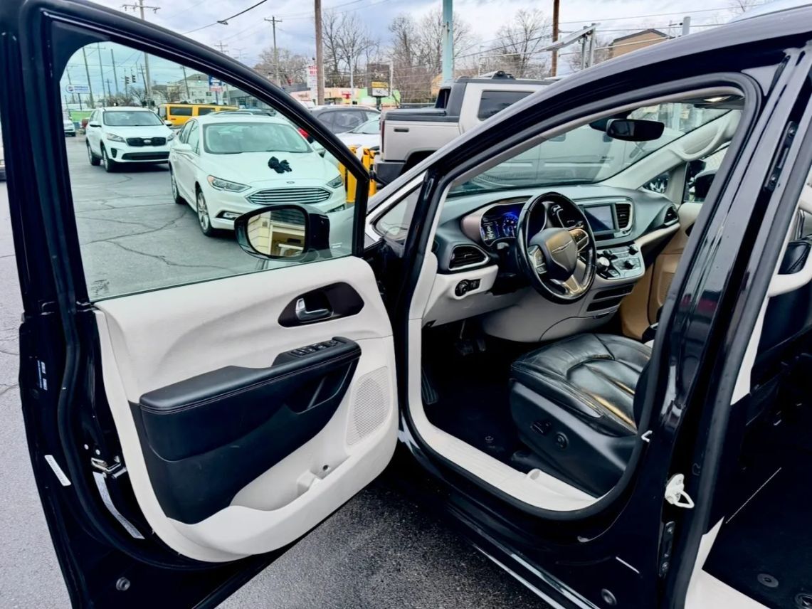 2019 Chrysler Pacifica Touring L Minivan 4D Cincinnati OH