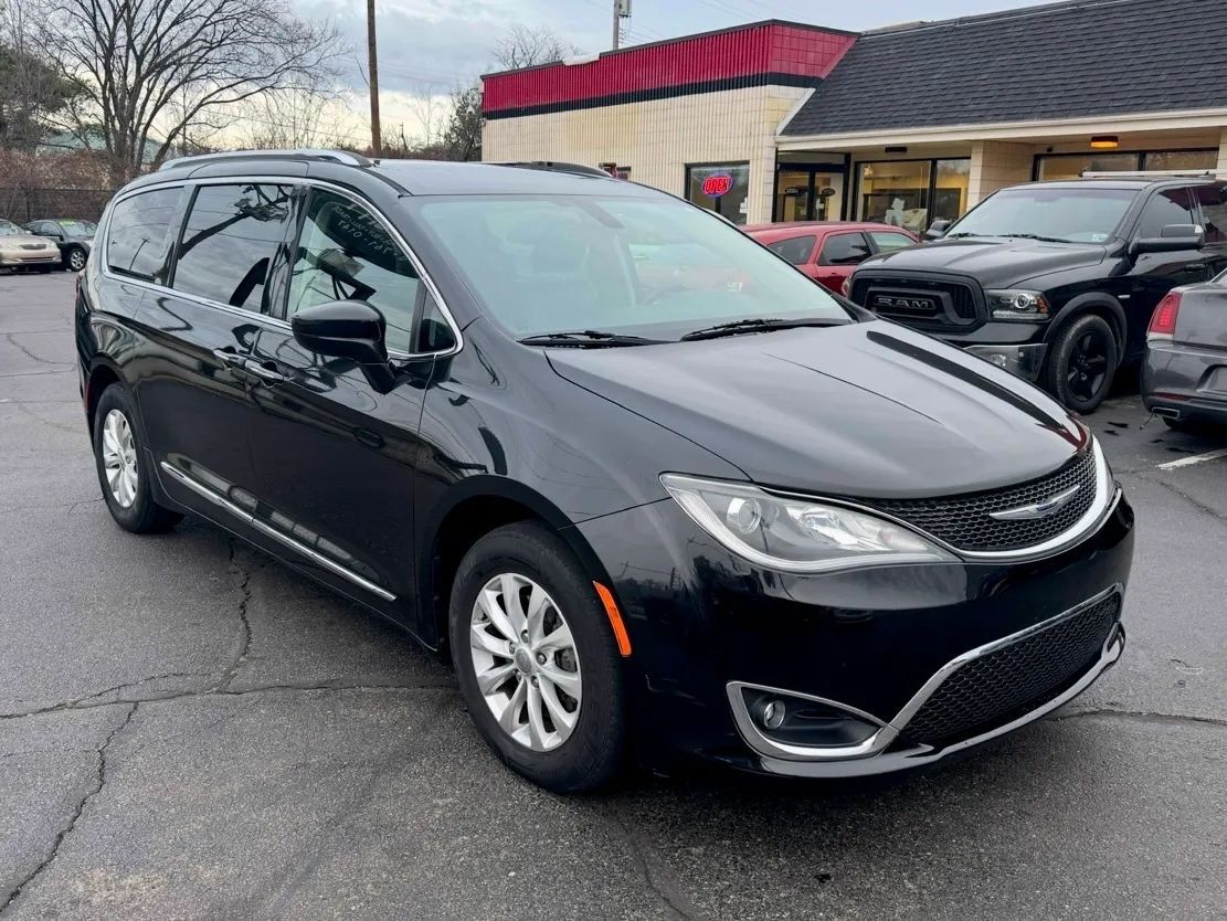 2019 Chrysler Pacifica Touring L Minivan 4D