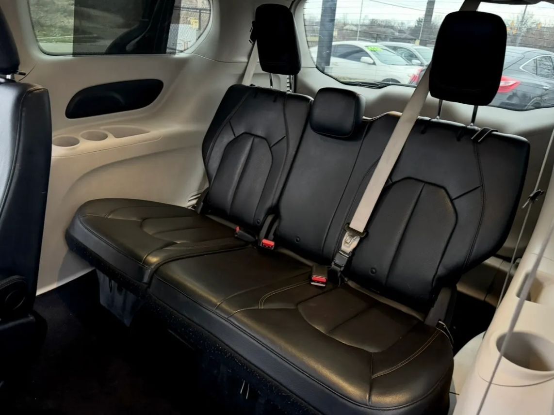 2019 Chrysler Pacifica Touring L Minivan 4D Cincinnati OH