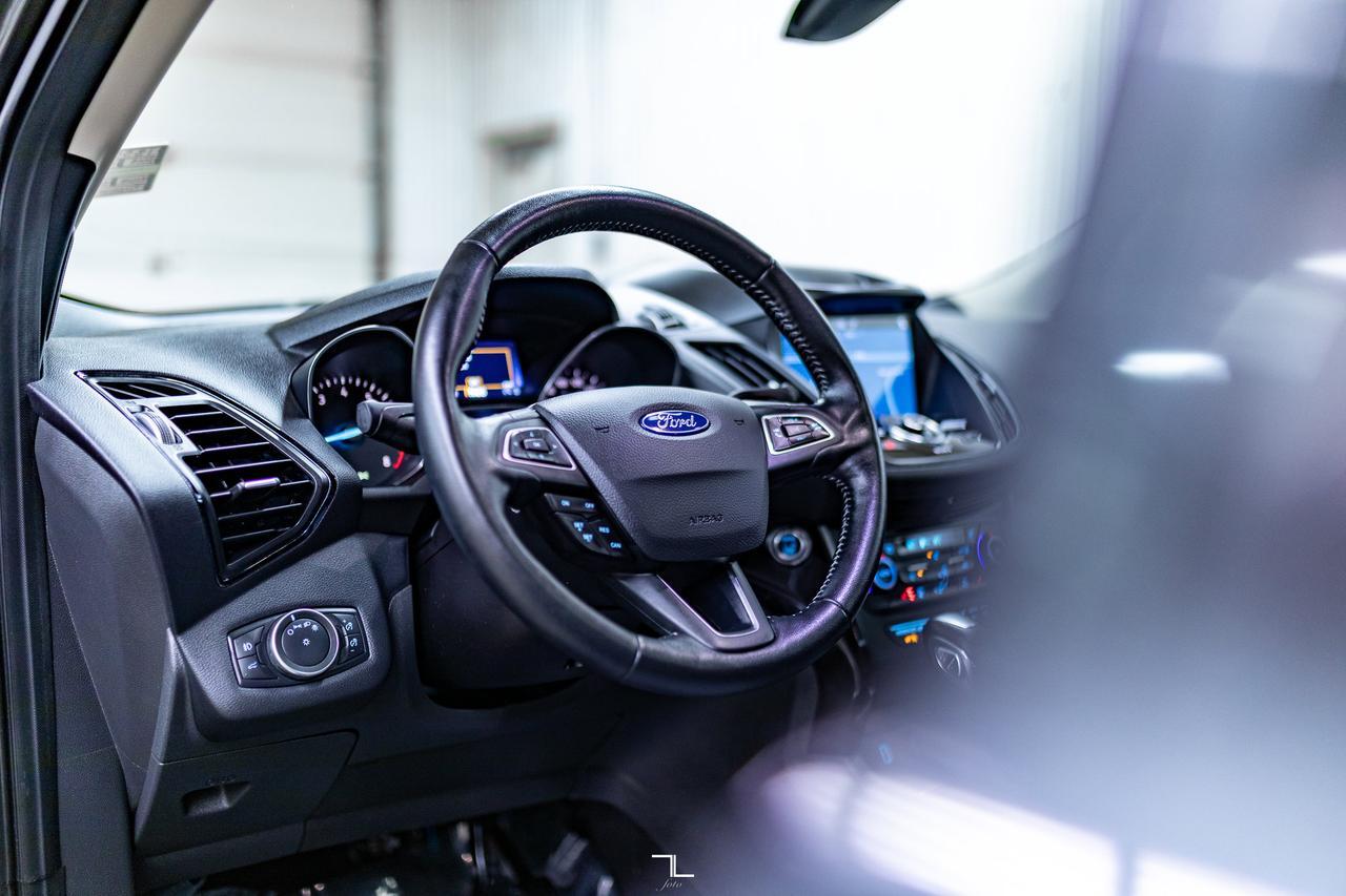 2019 Ford Escape AWD Titanium Nav Roof BCam Red Deer AB