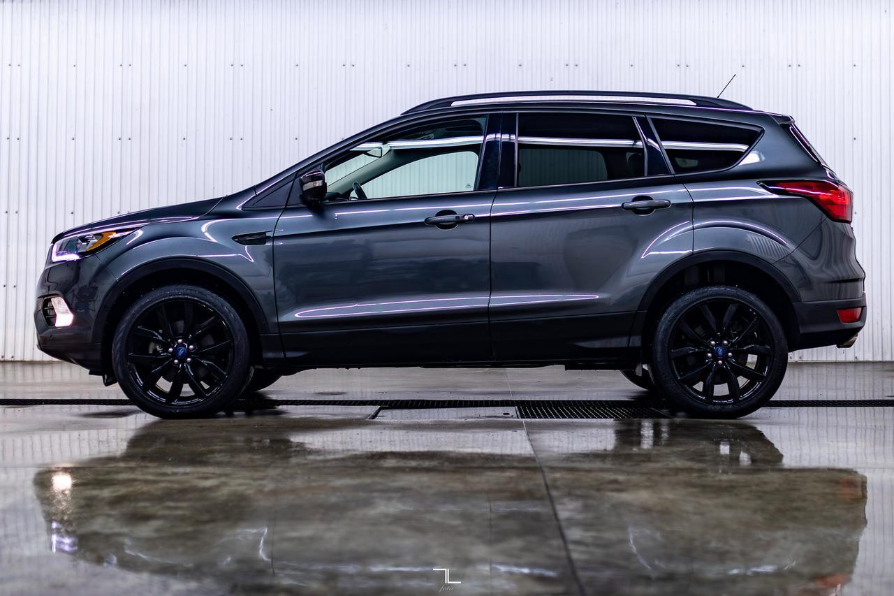 2019 Ford Escape AWD Titanium Nav Roof BCam Red Deer AB