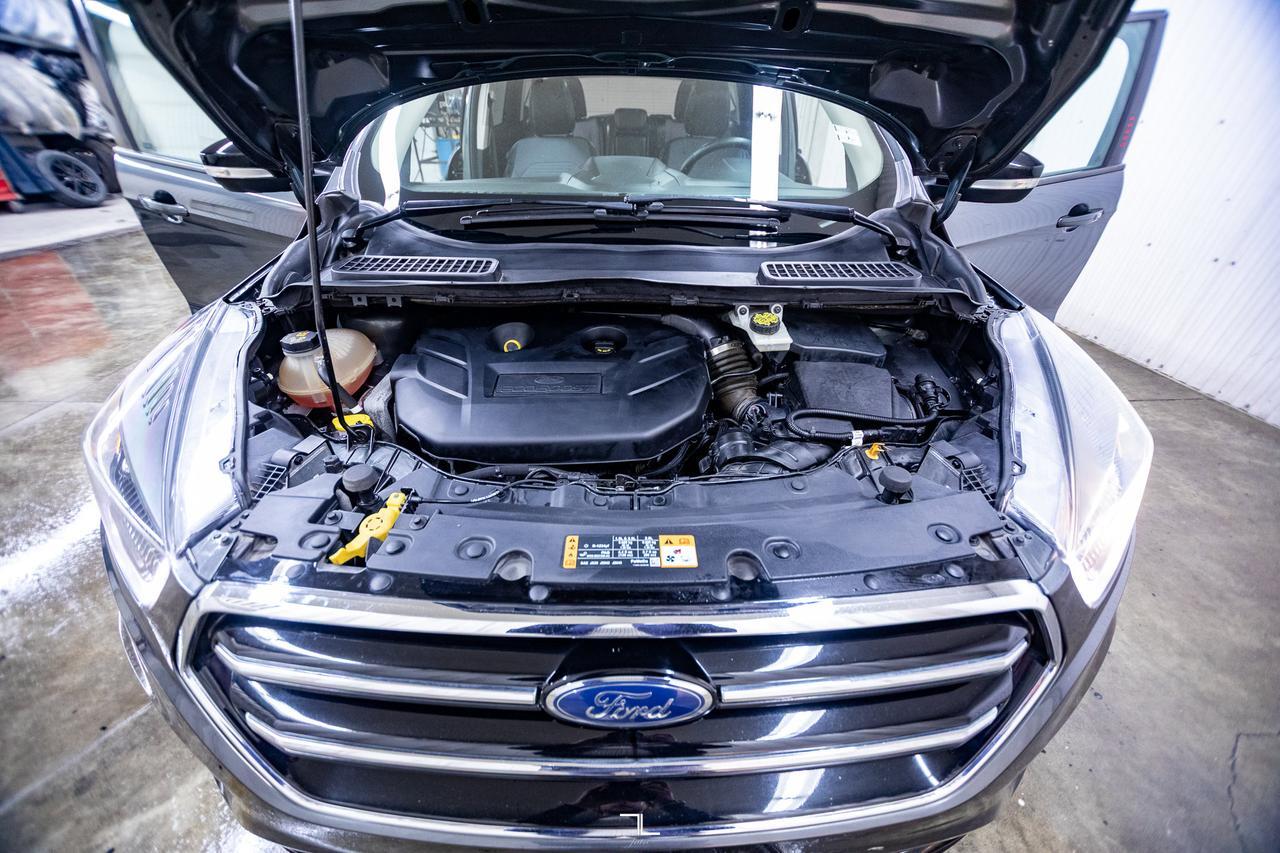 2019 Ford Escape AWD Titanium Nav Roof BCam Red Deer AB