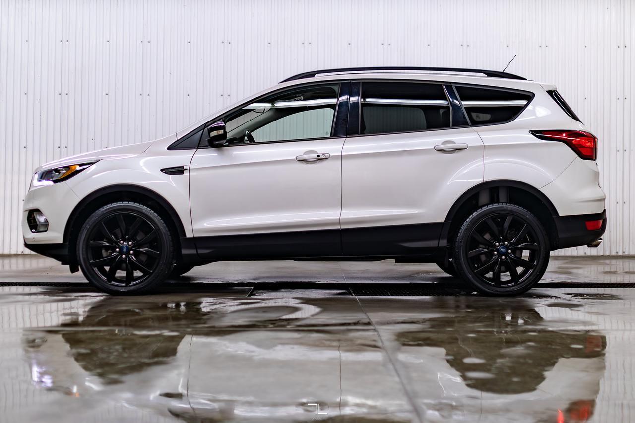 2019 Ford Escape AWD Titanium Nav Roof BCam Red Deer AB