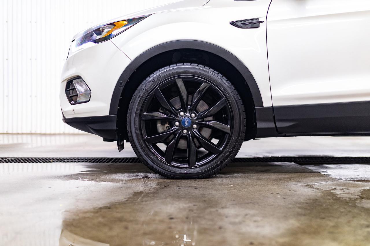 2019 Ford Escape AWD Titanium Nav Roof BCam Red Deer AB