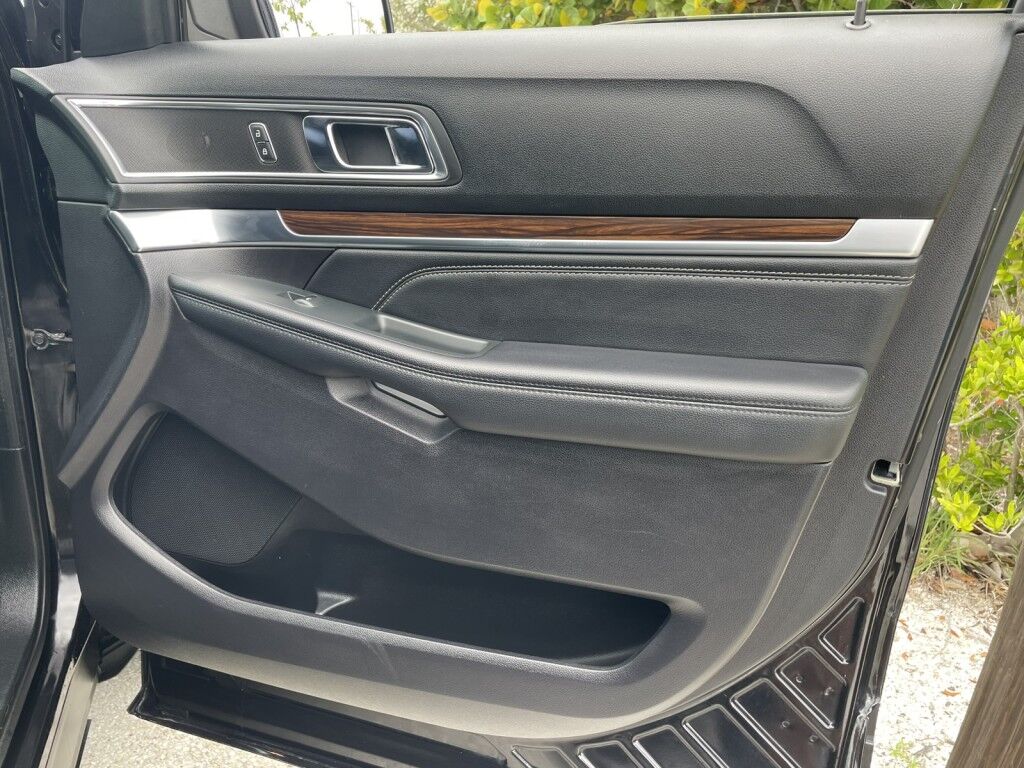 2019 Ford Explorer Limited~CLEAN CARFAX~ONLINE FINANCE~BLUETOOTH~LEATHER SEATS~MOONROOF / SUNROOF~NAVIGATION SYSTEM Sarasota FL