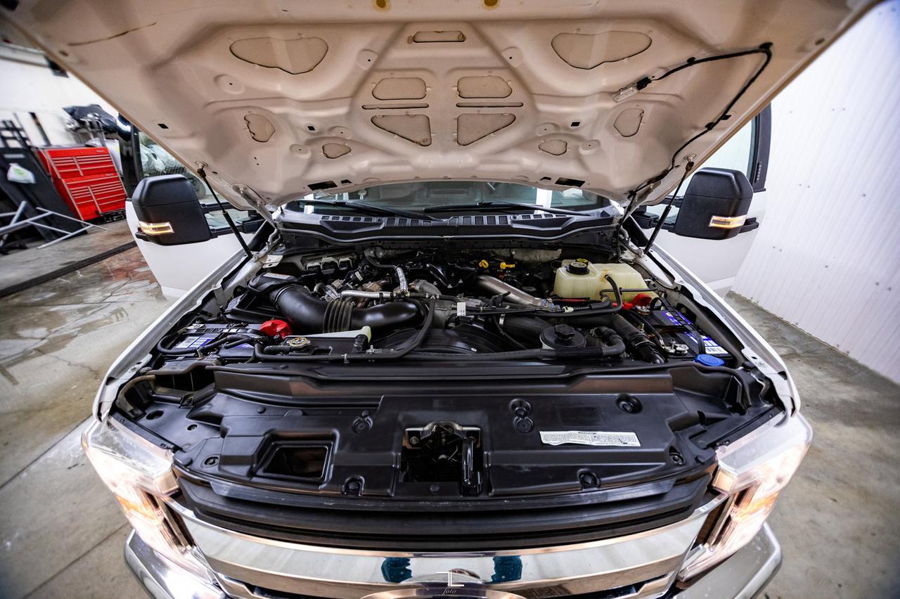 2019 Ford F-350 4x4 Crew Cab XLT Diesel Deck BCam Red Deer AB