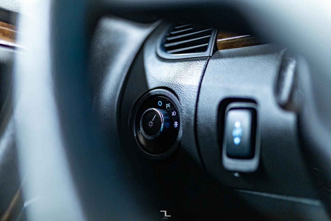 2019 Ford Taurus AWD Limited Leather Roof Nav BCam Red Deer AB