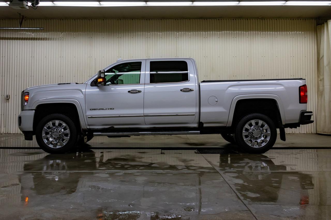2019 GMC Sierra 2500HD 4x4 Crew Cab Denali Diesel Leather Roof Nav Red Deer AB
