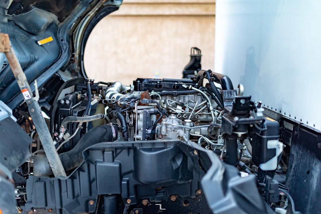 2019 HINO 195 20 Ft. Cube Van Power Liftgate Diesel Red Deer AB