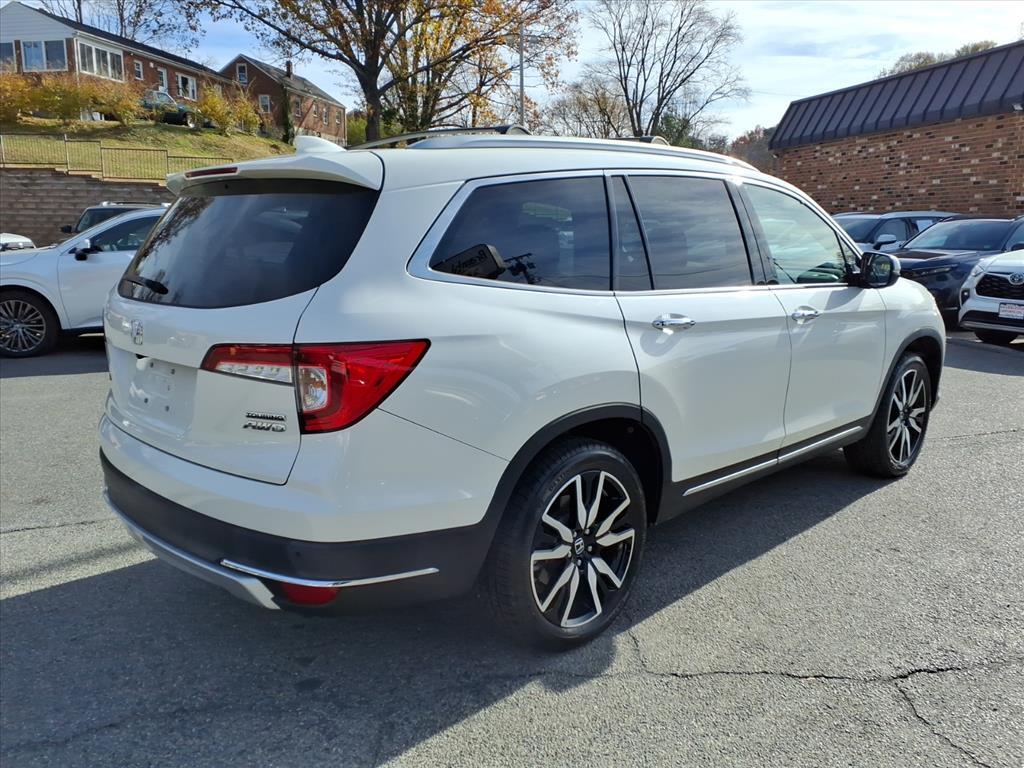 2019 Honda Pilot Touring w/Rear Captain&apos;s Chairs