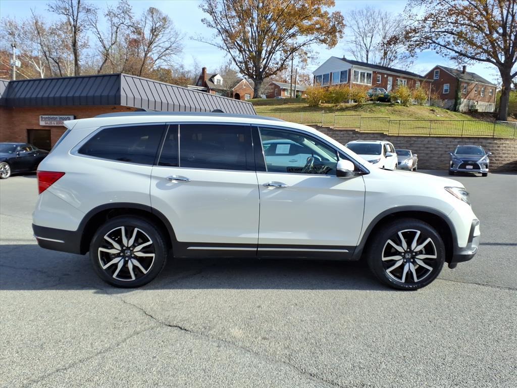 2019 Honda Pilot Touring w/Rear Captain&apos;s Chairs