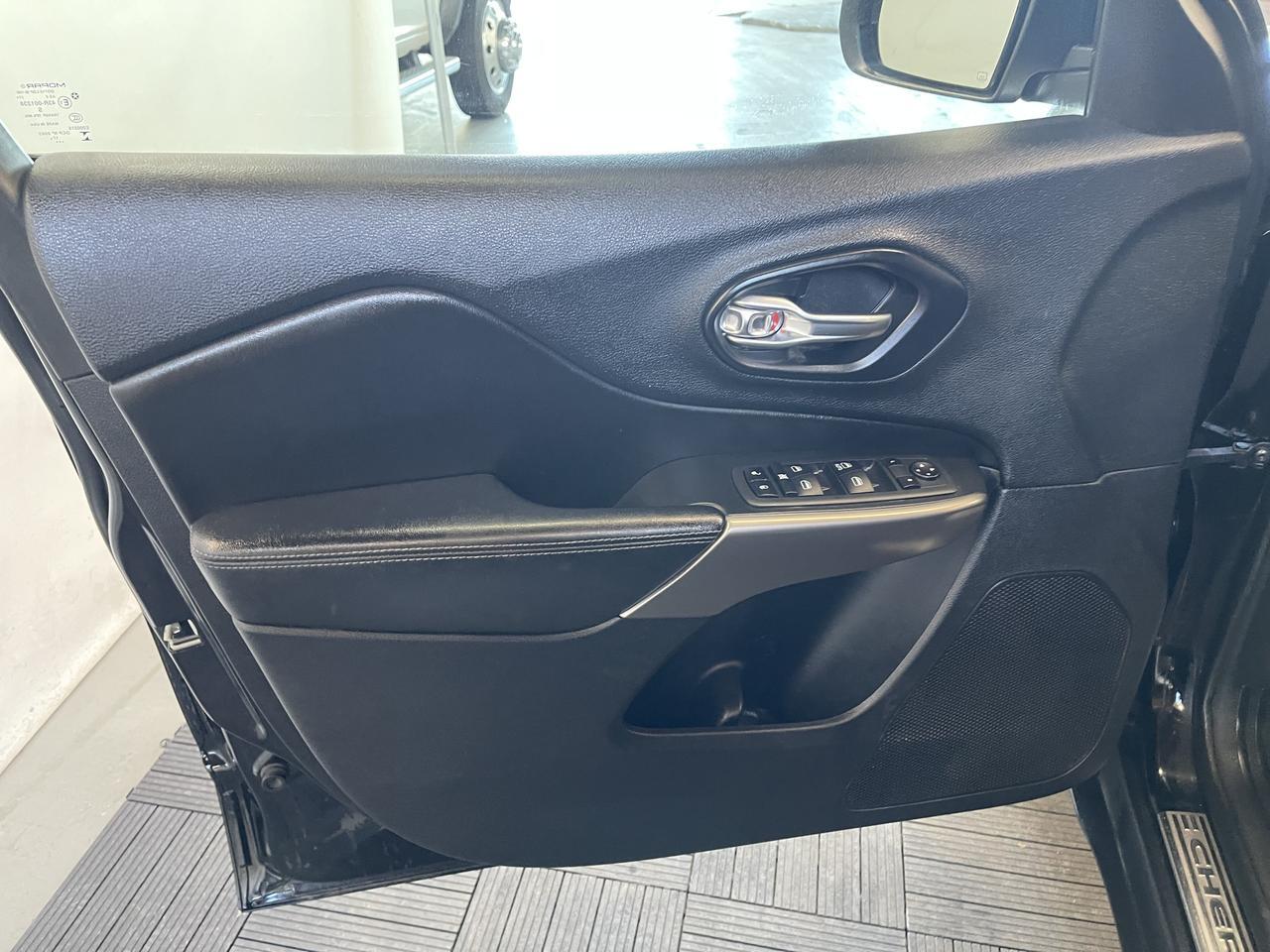 2019 JEEP CHEROKEE LATITUDE Latitude Kansas City MO