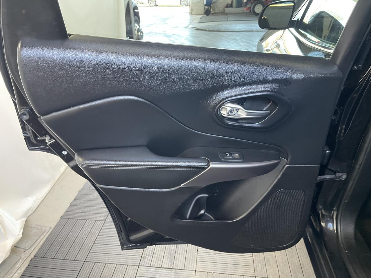 2019 JEEP CHEROKEE LATITUDE Latitude Kansas City MO