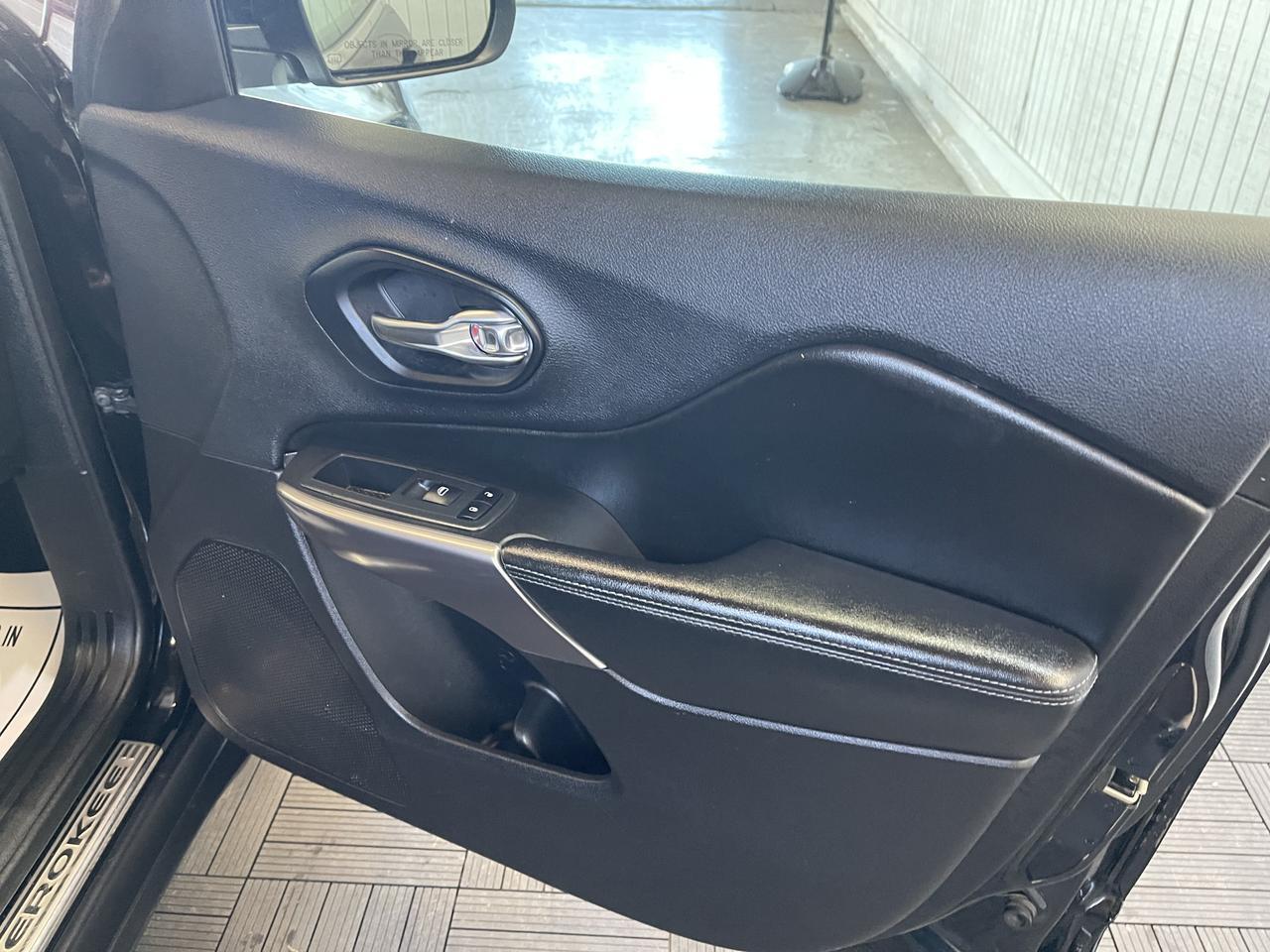 2019 JEEP CHEROKEE LATITUDE Latitude Kansas City MO