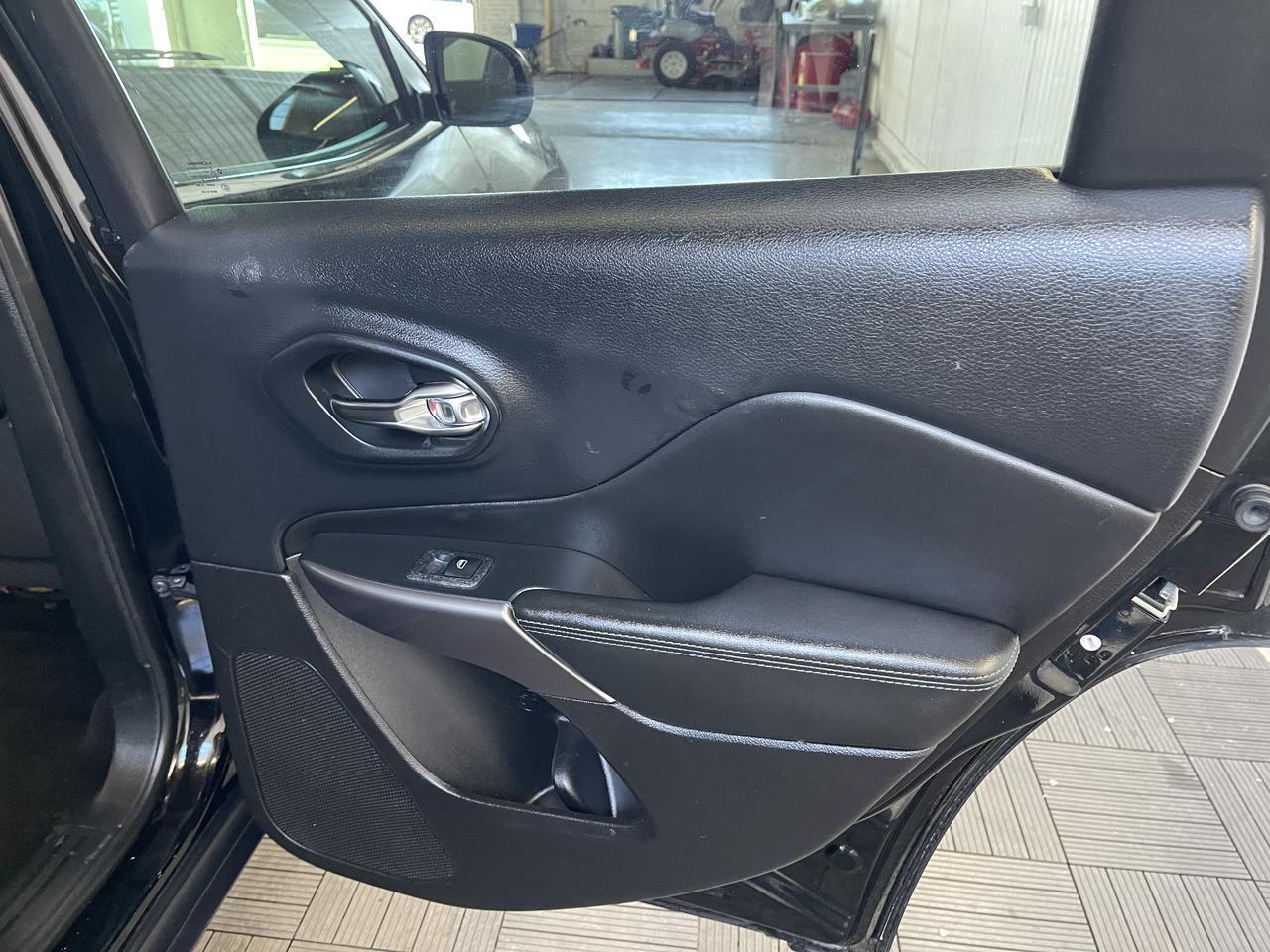 2019 JEEP CHEROKEE LATITUDE Latitude Kansas City MO