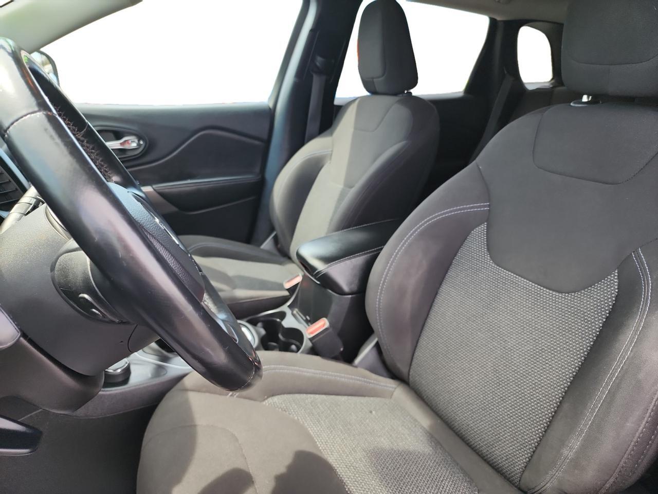 2019 JEEP CHEROKEE LATITUDE; N Kansas City MO