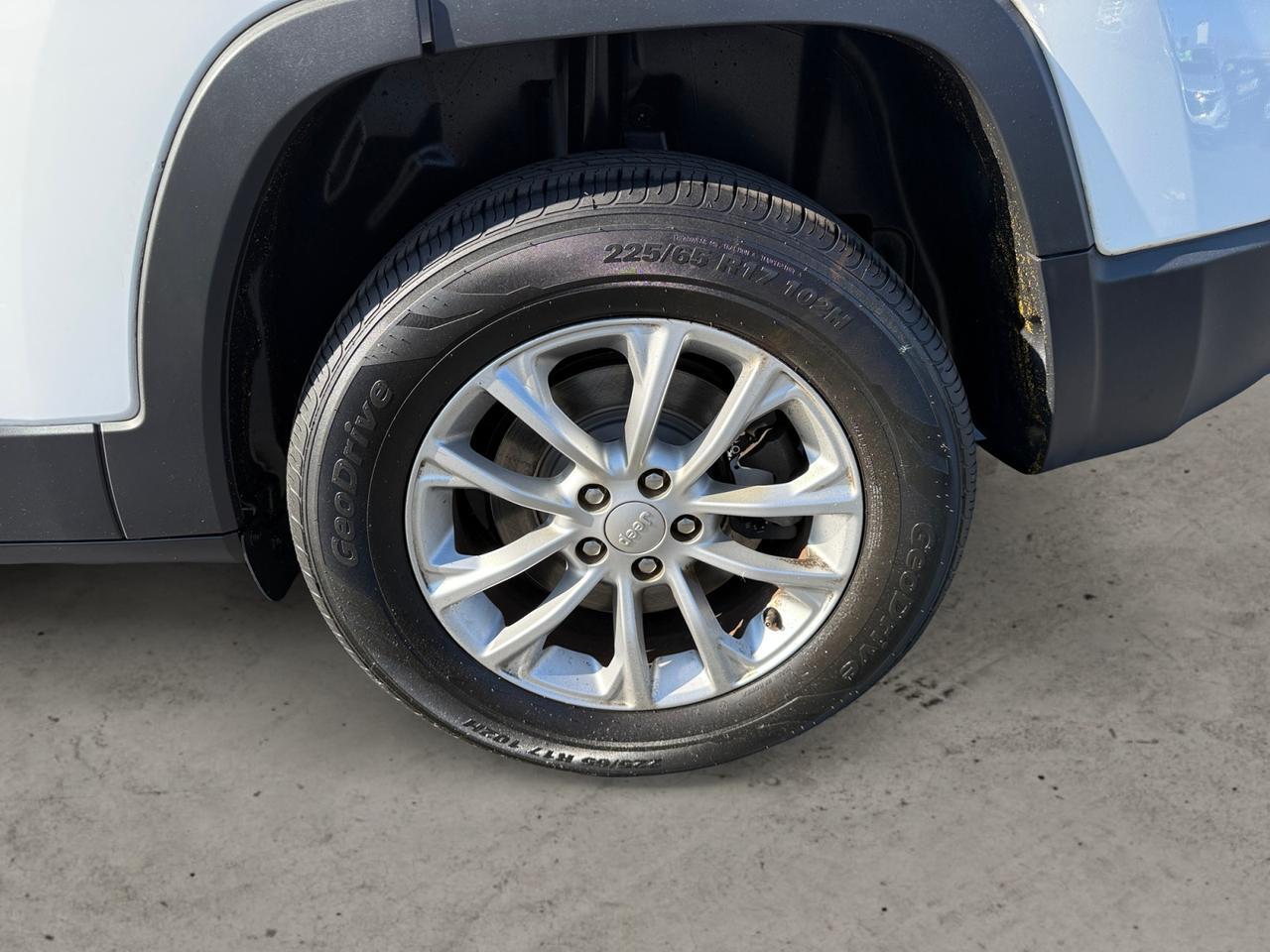 2019 JEEP CHEROKEE LATITUDE; N Latitude Kansas City MO