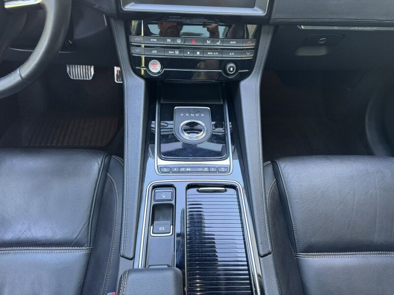2019 Jaguar F-PACE 25t Prestige Willow Grove PA
