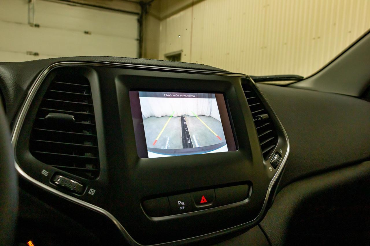 2019 Jeep Cherokee 4x4 Altitude Roof BCam Red Deer AB