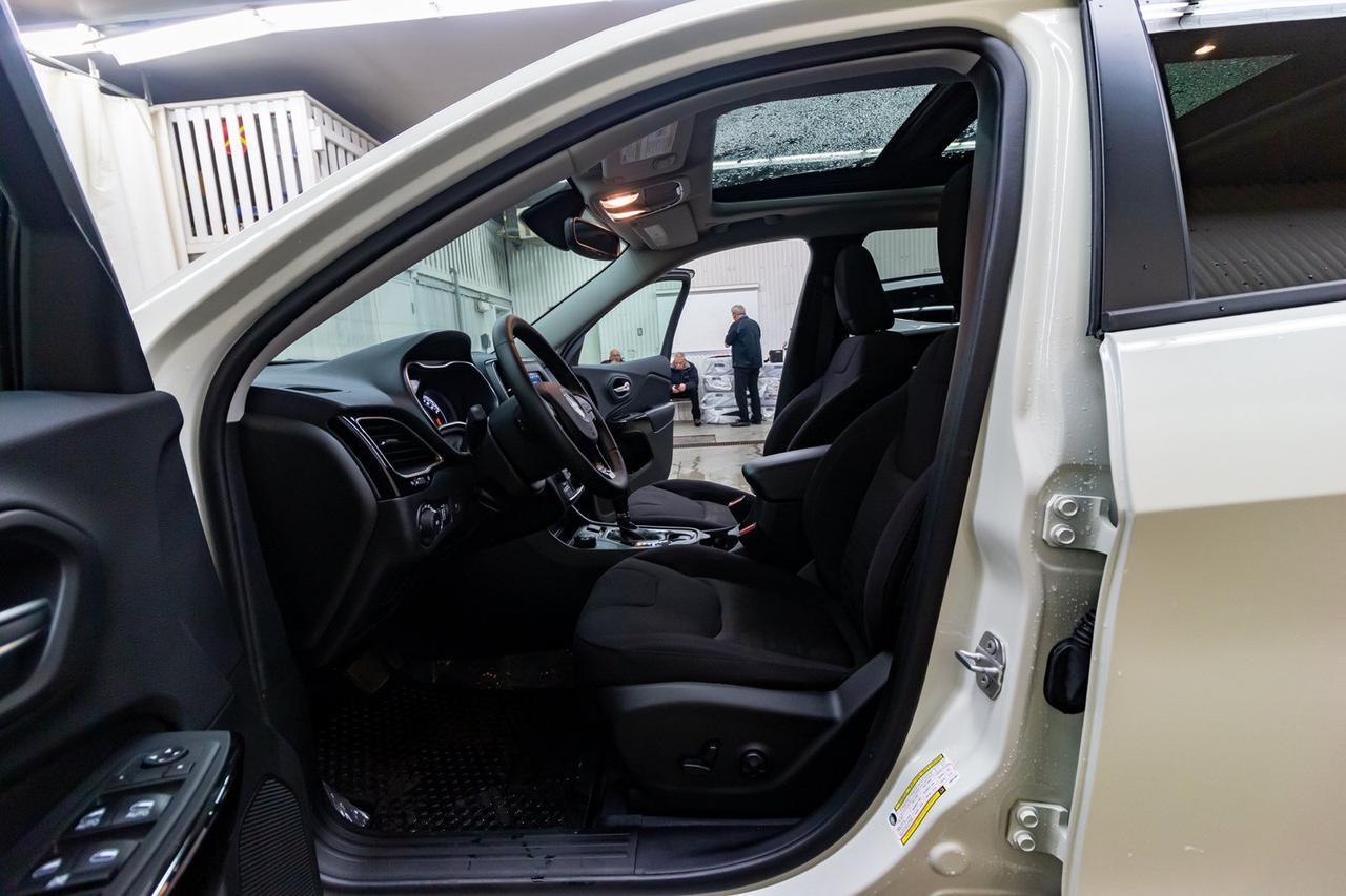 2019 Jeep Cherokee 4x4 Altitude Roof BCam Red Deer AB
