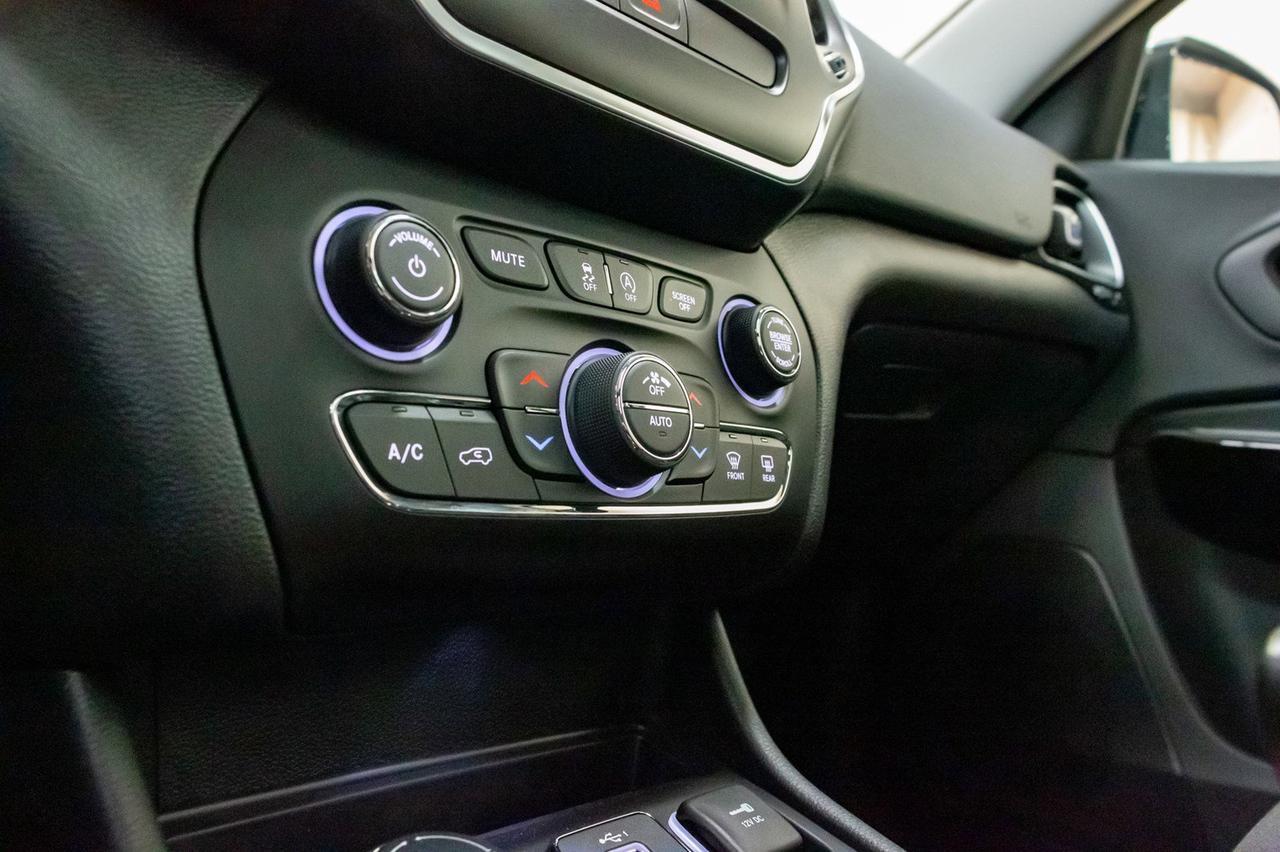 2019 Jeep Cherokee 4x4 Altitude Roof BCam Red Deer AB