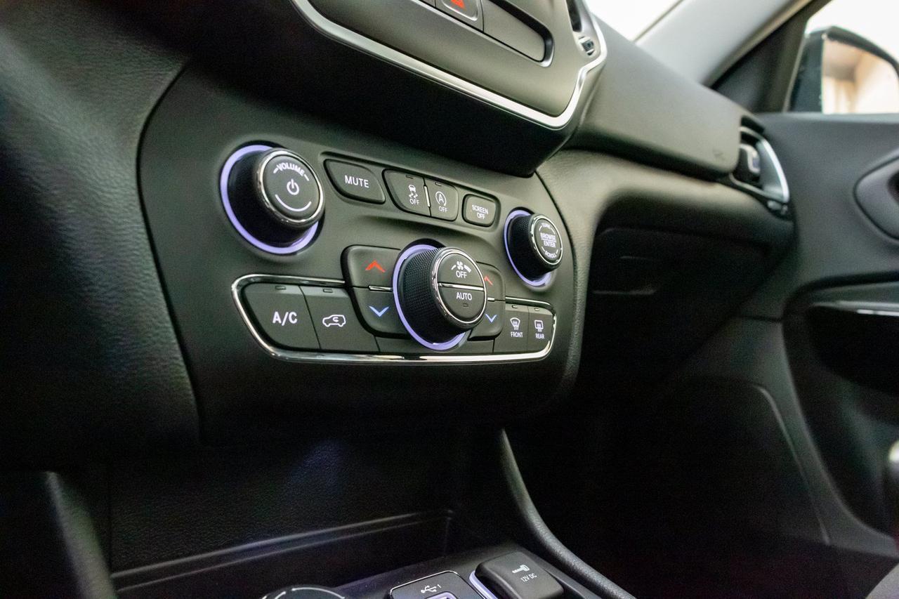 2019 Jeep Cherokee 4x4 Altitude Roof BCam Red Deer AB