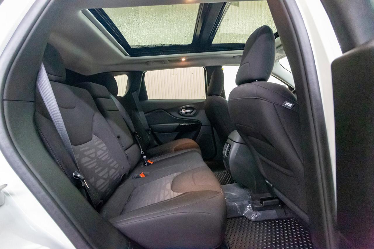 2019 Jeep Cherokee 4x4 Altitude Roof BCam Red Deer AB