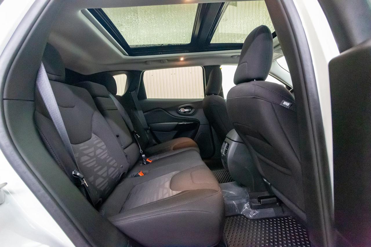 2019 Jeep Cherokee 4x4 Altitude Roof BCam Red Deer AB