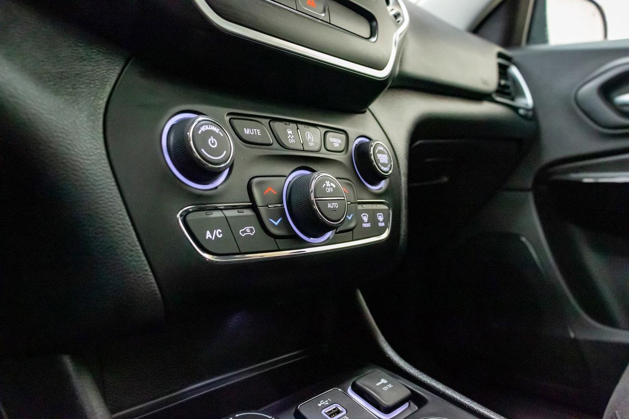 2019 Jeep Cherokee AWD Altitude Nav Roof BCam Red Deer AB