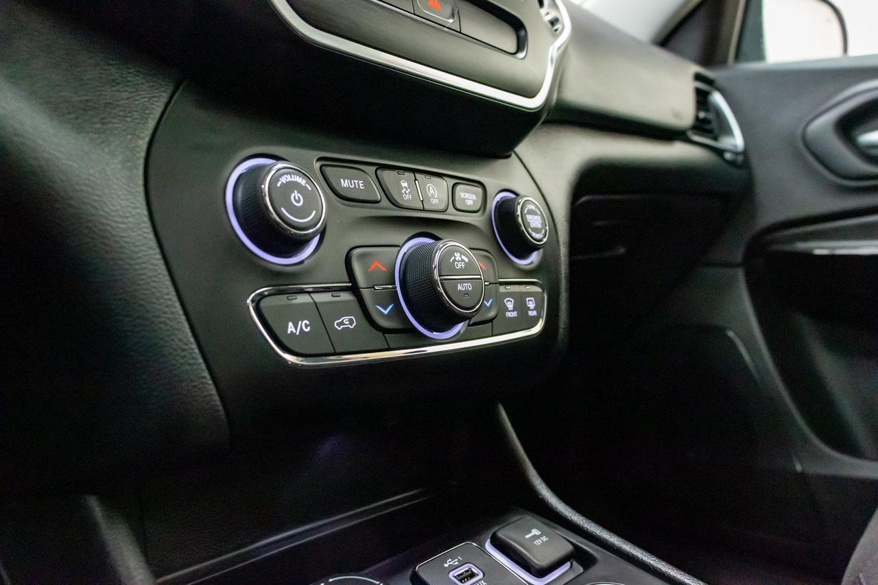 2019 Jeep Cherokee AWD Altitude Nav Roof BCam Red Deer AB