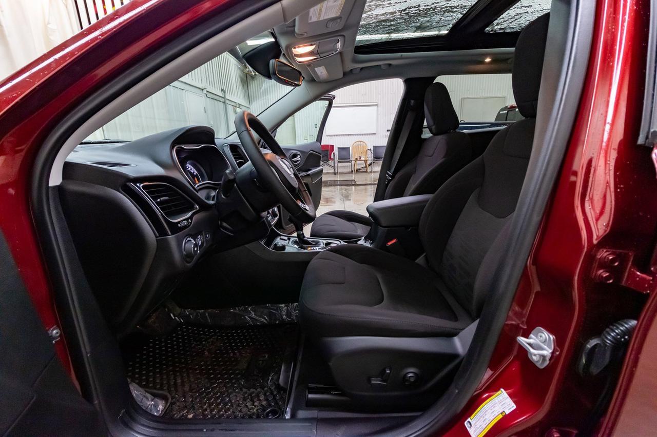 2019 Jeep Cherokee AWD Altitude Nav Roof BCam Red Deer AB