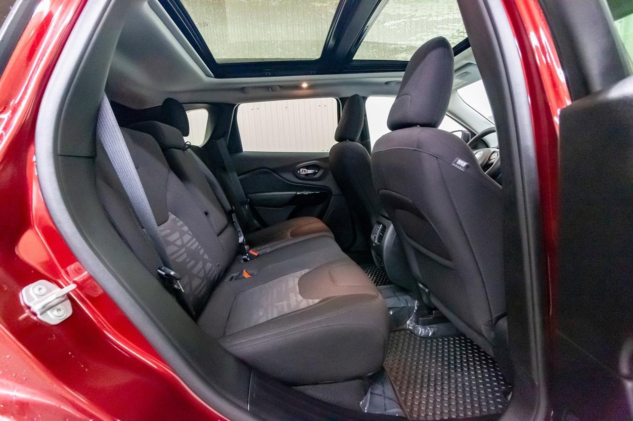 2019 Jeep Cherokee AWD Altitude Nav Roof BCam Red Deer AB