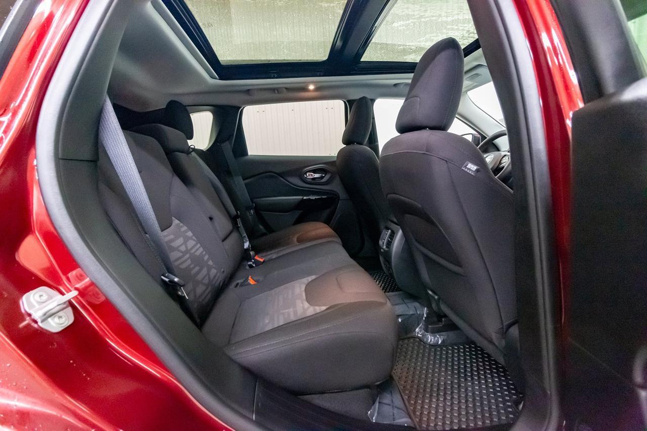 2019 Jeep Cherokee AWD Altitude Nav Roof BCam Red Deer AB