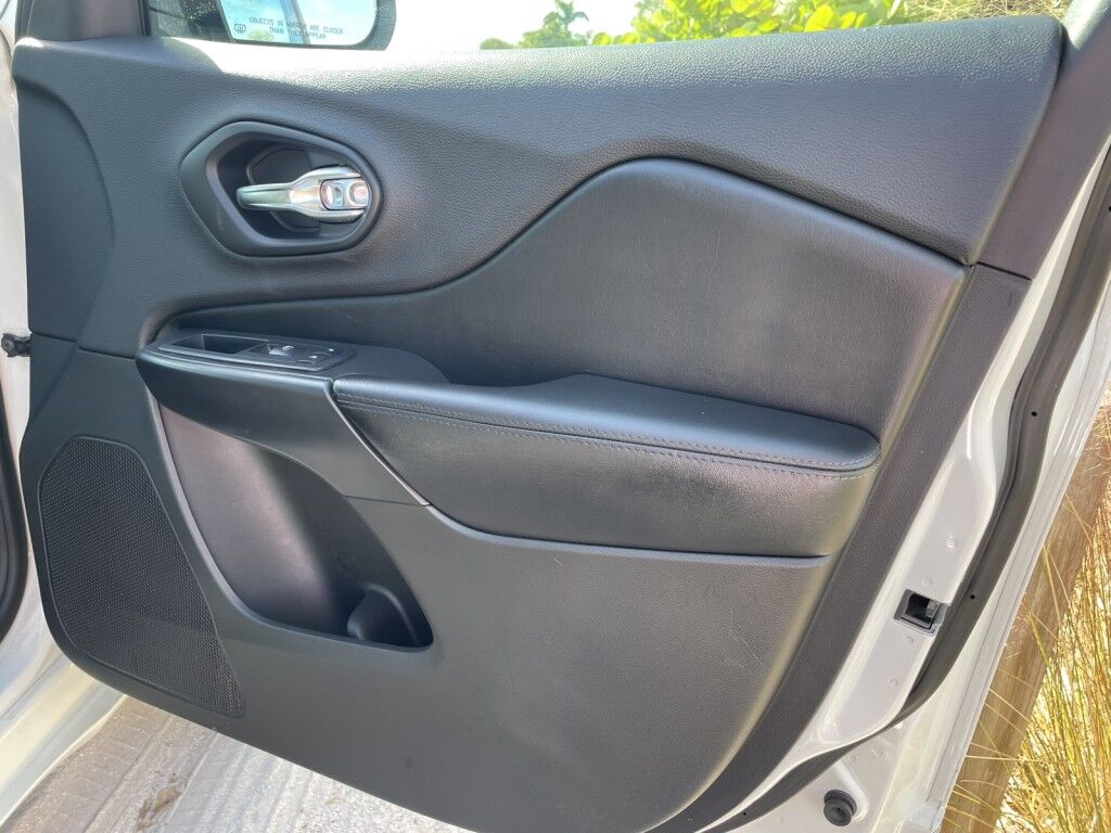 2019 Jeep Cherokee High Altitude~4X4~ADAPTIVE CRUISE CONTROL~APPROCH LIGHTS~BLIND SPOT WARNING~BUCKETS SEATS~COOLED SEATS~DRIVER ASSISTANCE PACKAGE~HEATED SEATS~PREMIUM SOUND SYSTEM~REMOTE ENGINE START Sarasota FL